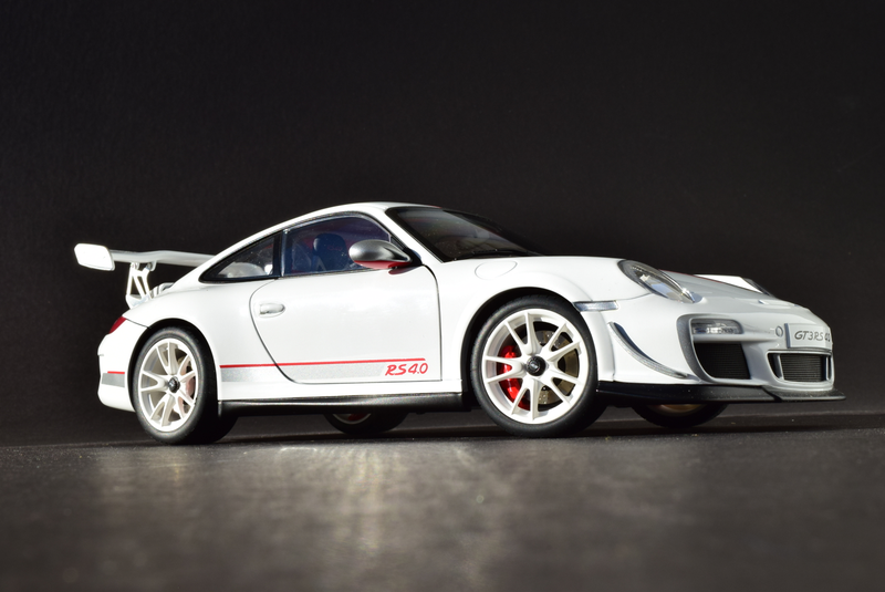 Illustration for article titled RennSport Battle: 997 911 GT3 RS 4.0, AUTOart v. Bburago